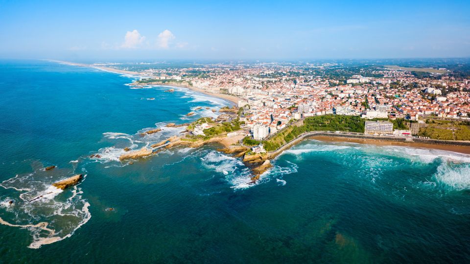 Vue aérienne de Biarritz avec la côte et la ville en arrière-plan.